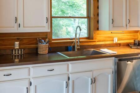 Cozy 2 Bedroom Cabin Nestled In Wooded Hideaway Monterey Exterior foto