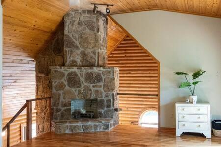 Cozy 2 Bedroom Cabin Nestled In Wooded Hideaway Monterey Exterior foto
